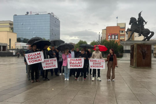 Nga 812 mësues e arsimtarë të komunës së Vitis rreth 100 prej tyre protestojnë në adresë të gabuar! Të tjerët e dinë që fajtore e vetme për pagat e tyre është komuna e Vitisë - kryetari i saj...