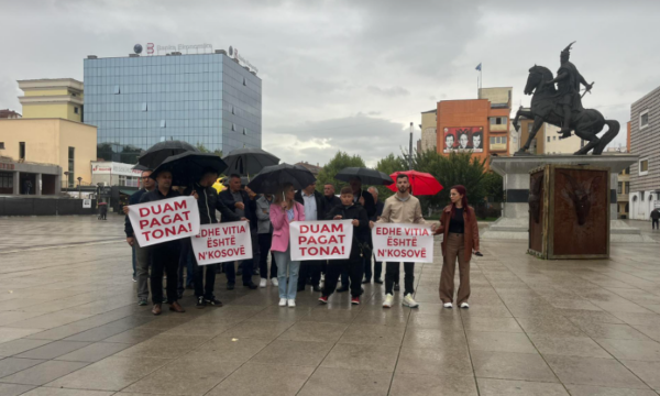 Nga 812 mësues e arsimtarë të komunës së Vitis rreth 100 prej tyre protestojnë në adresë të gabuar! Të tjerët e dinë që fajtore e vetme për pagat e tyre është komuna e Vitisë - kryetari i saj...